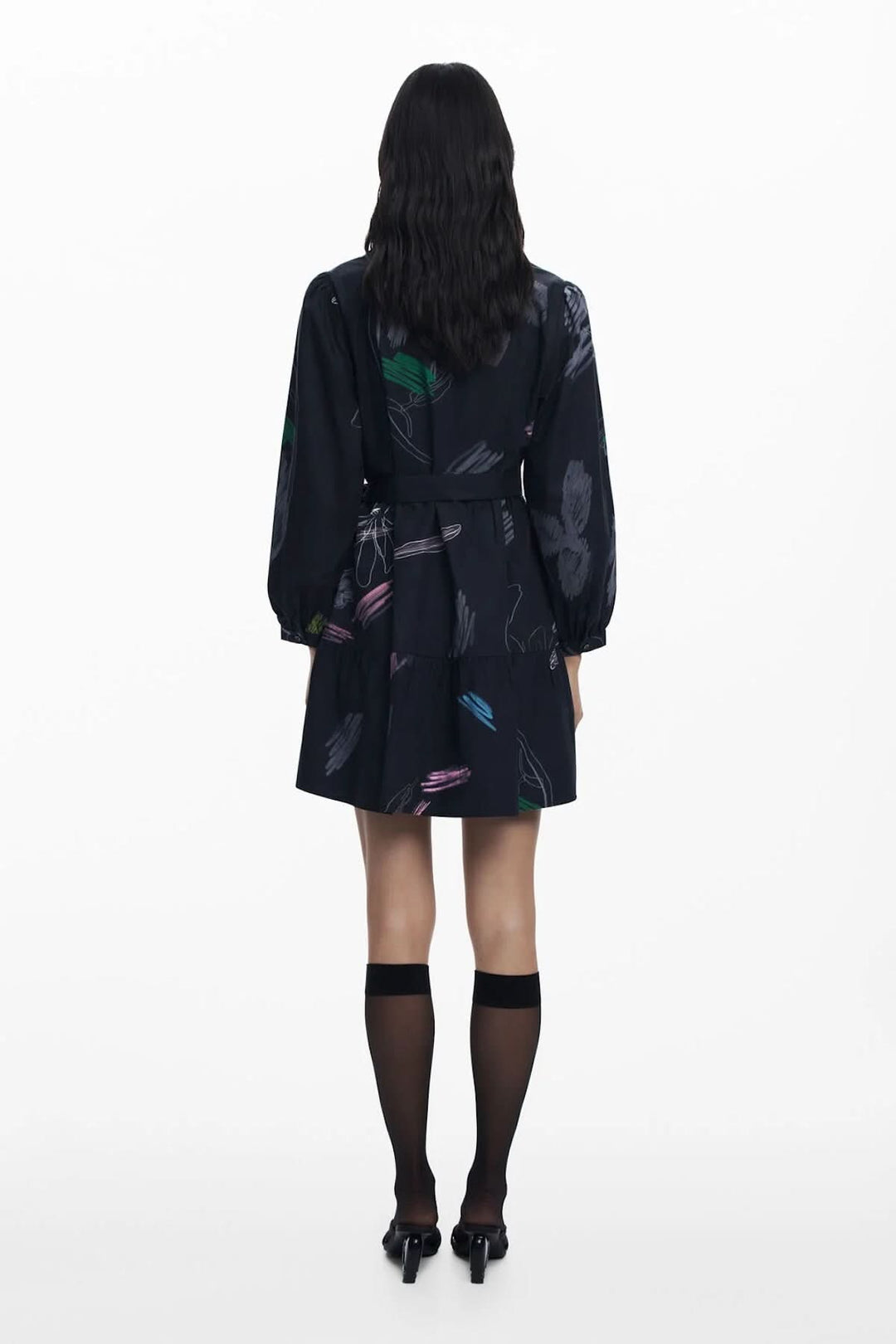Robe chemise courte à imprimé artistique vue de dos, mettant en valeur l'élégance contemporaine.