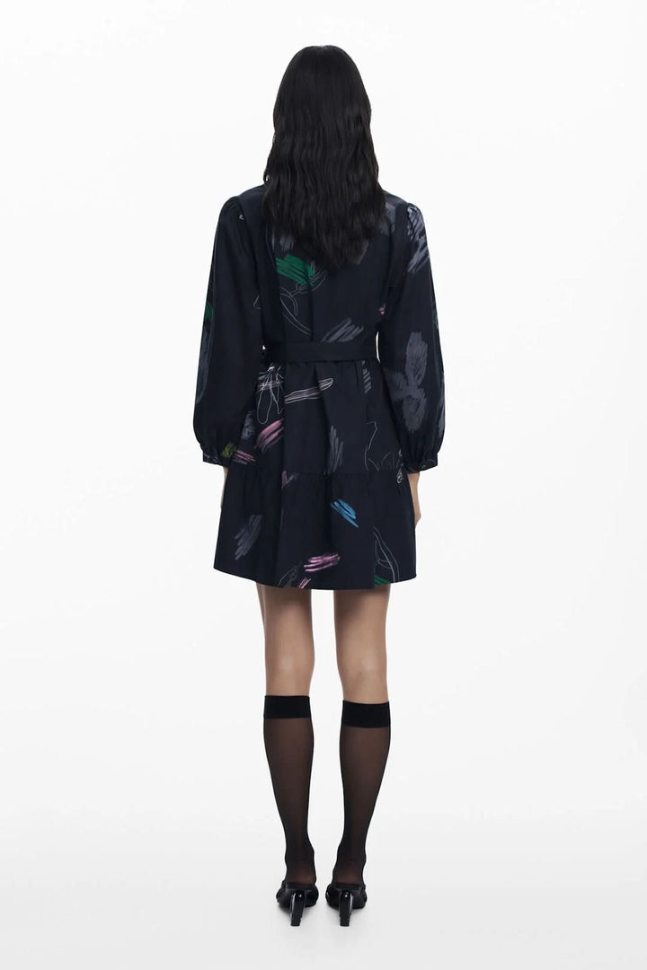 Robe chemise courte à imprimé artistique vue de dos, mettant en valeur l'élégance contemporaine.