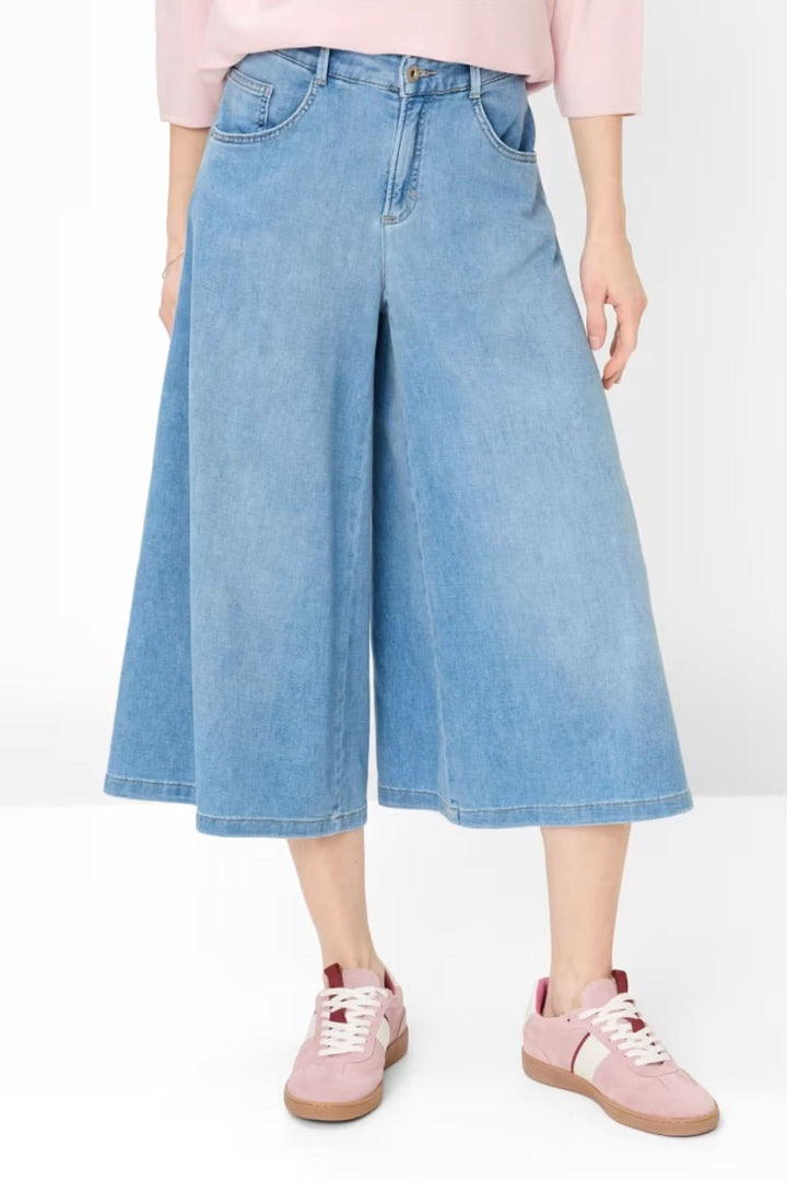 Jeans MELLI en denim léger, coupe large style jupe-culotte, longueur mi-mollet, pour un look moderne et confortable.