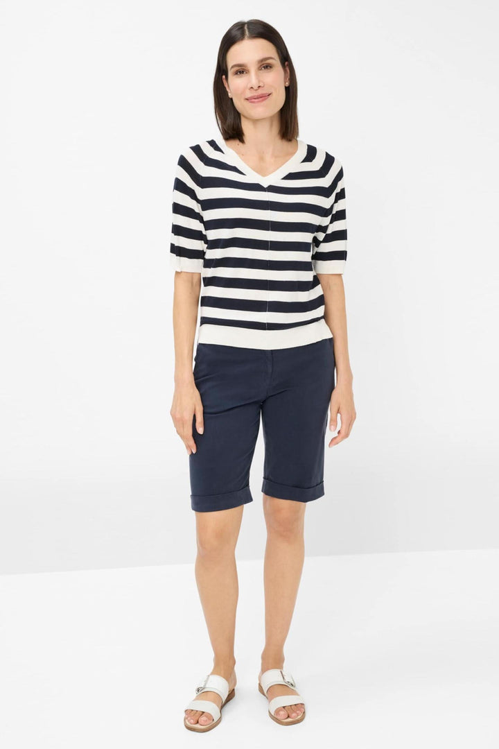 Chandail rayé à manches courtes avec encolure en V, associé à un bermuda pour un look estival décontracté.