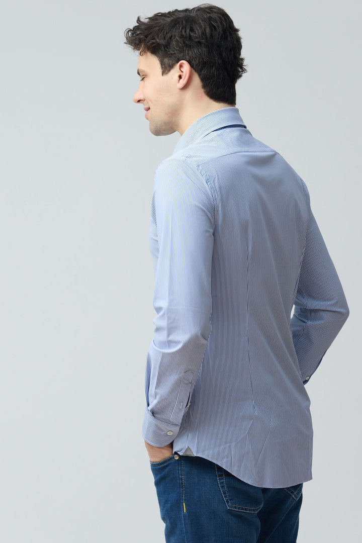 Chemise à rayures fines modernes