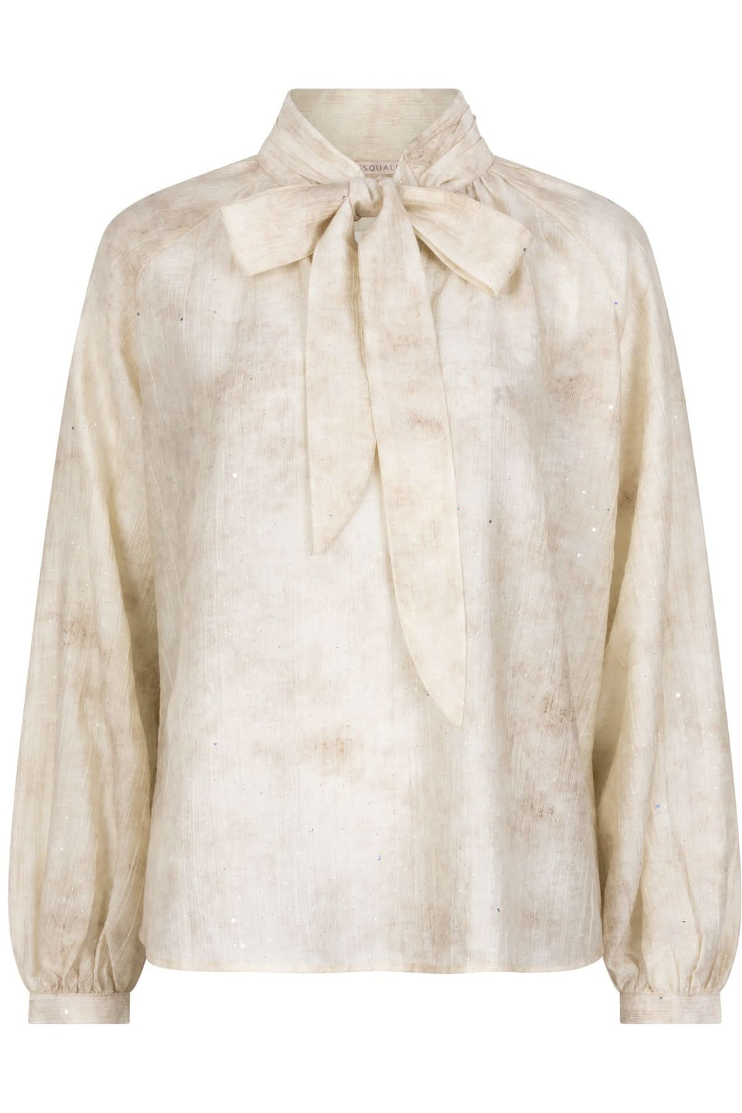 Blouse à col lavallière en tissu légèrement irisé, élégance intemporelle pour occasions habillées.