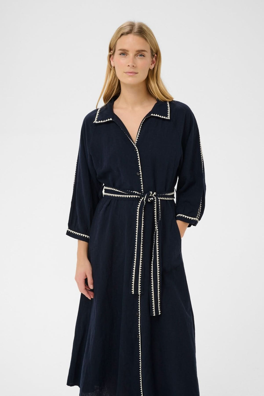 Robe ceinturée Sicillias en noir, coupe midi fluide, ceinture à nouer, manches 3/4, finitions contrastées pour une silhouette élégante.