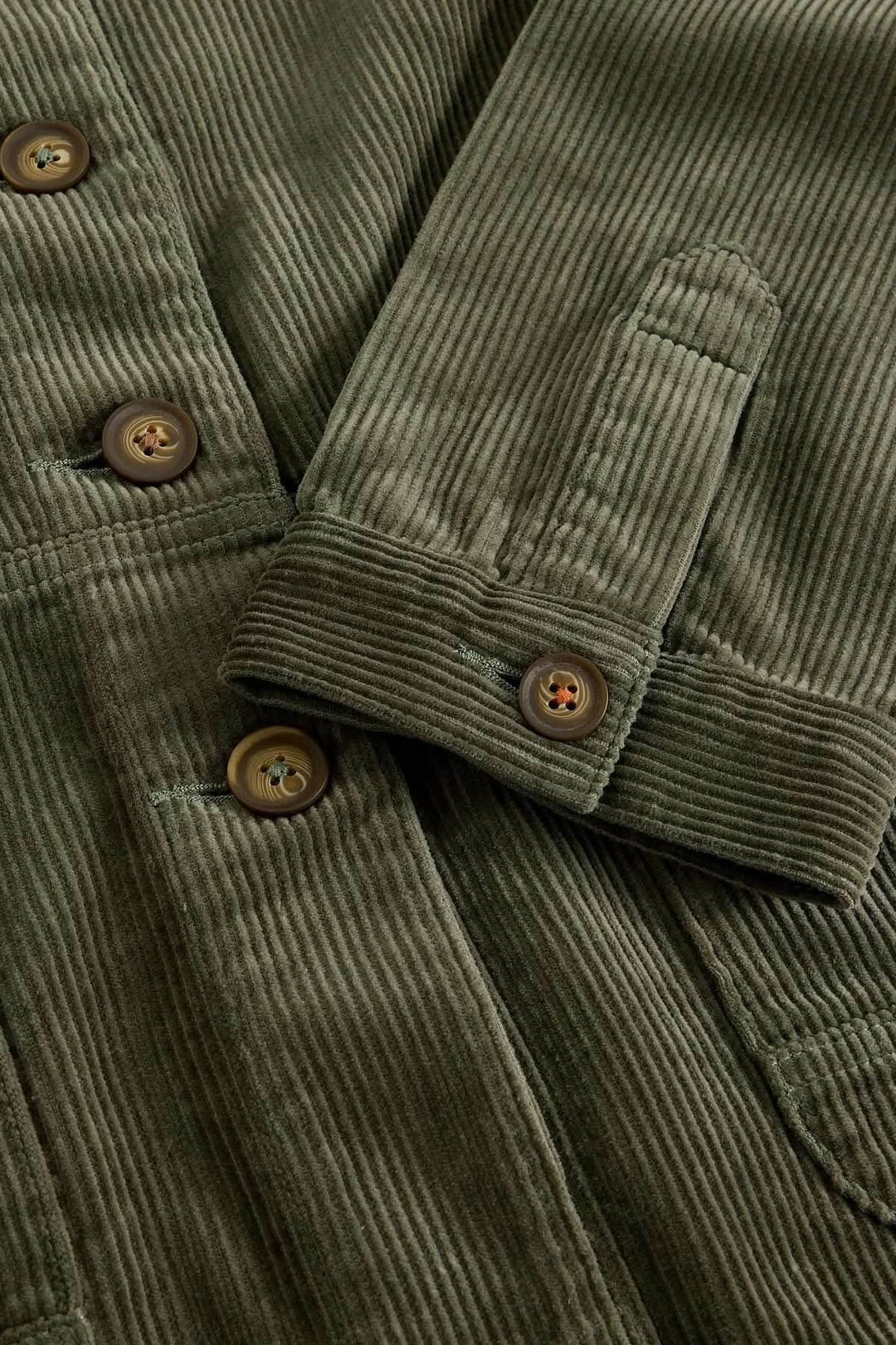 Veston Carrie en velours côtelé vert avec boutons détaillés, idéal pour un look moderne et décontracté. Confortable et élégant.