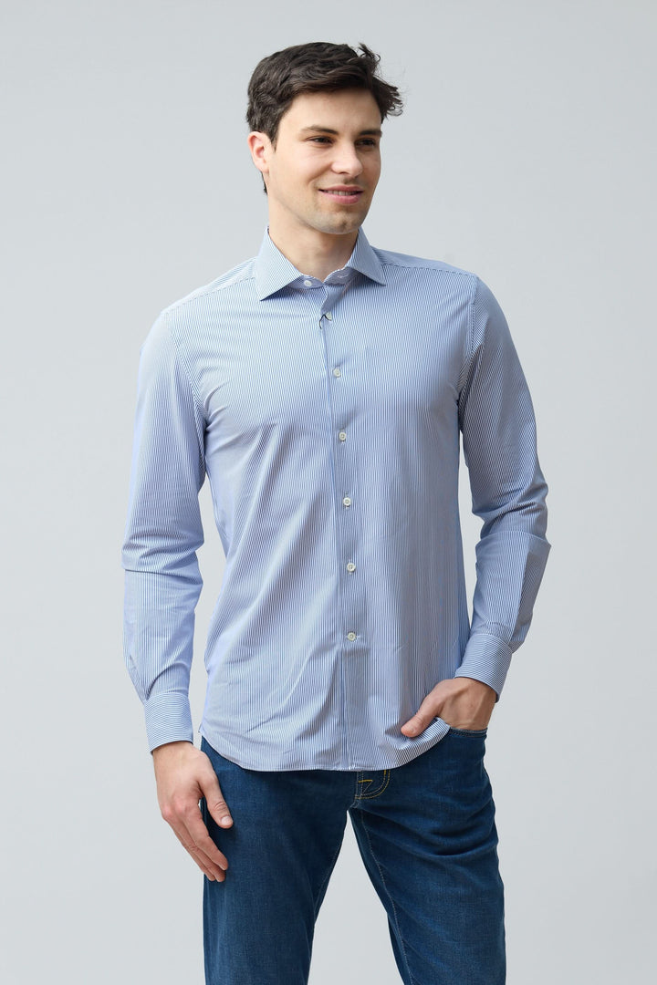 Chemise à rayures fines modernes