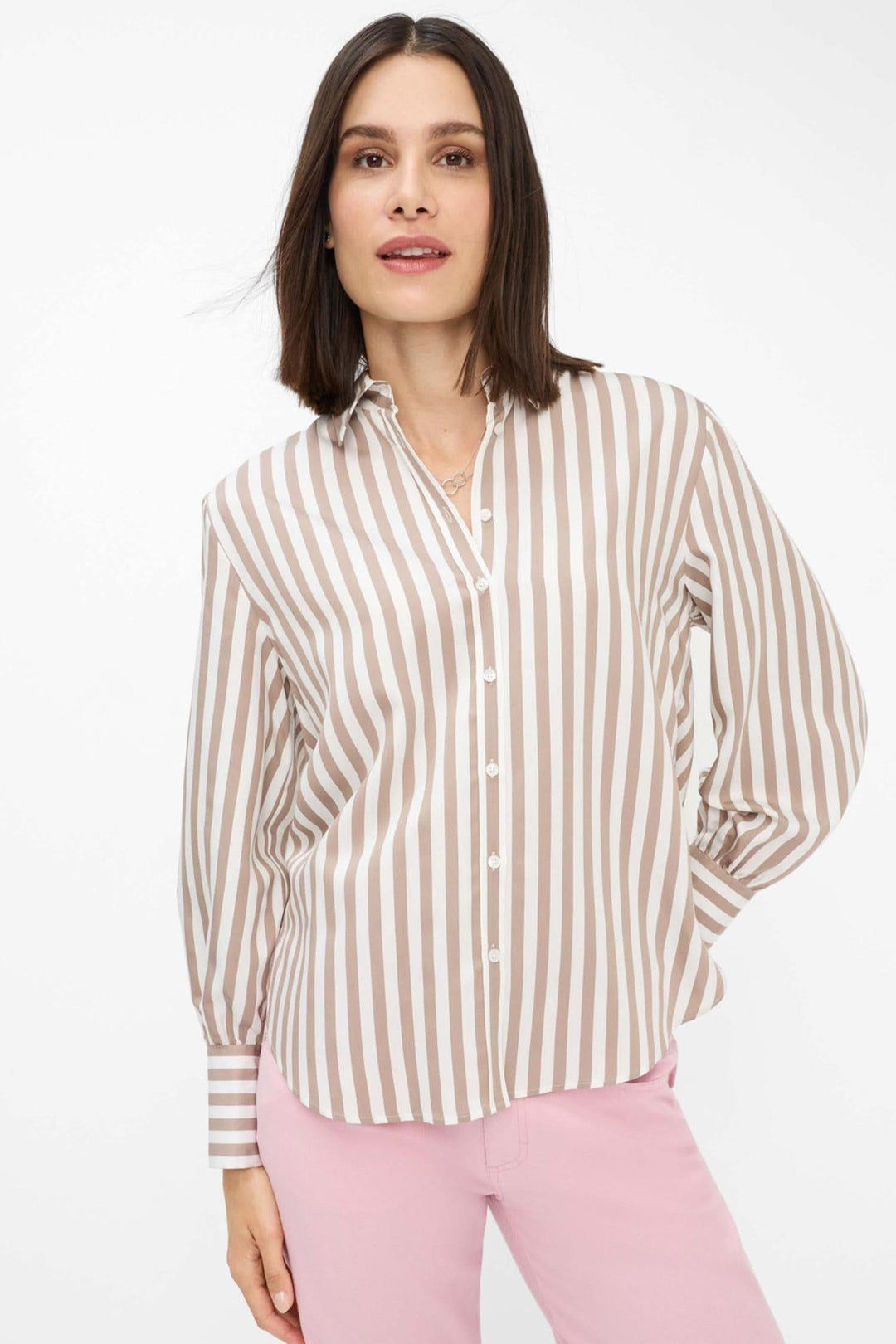 Chemise Vic à rayures verticales, coupe évasée, col classique et poignets larges, féminine et moderne.