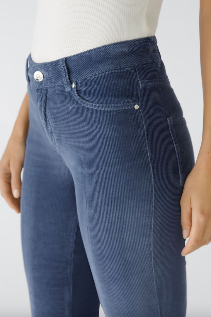 Pantalon en velours côtelé bleu, coupe légèrement évasée et taille moyenne, parfait pour un look confortable et tendance.