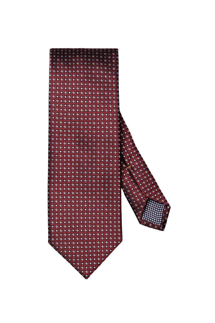 Cravate géométrique rouge avec texture satinée, parfaite pour une tenue formelle.