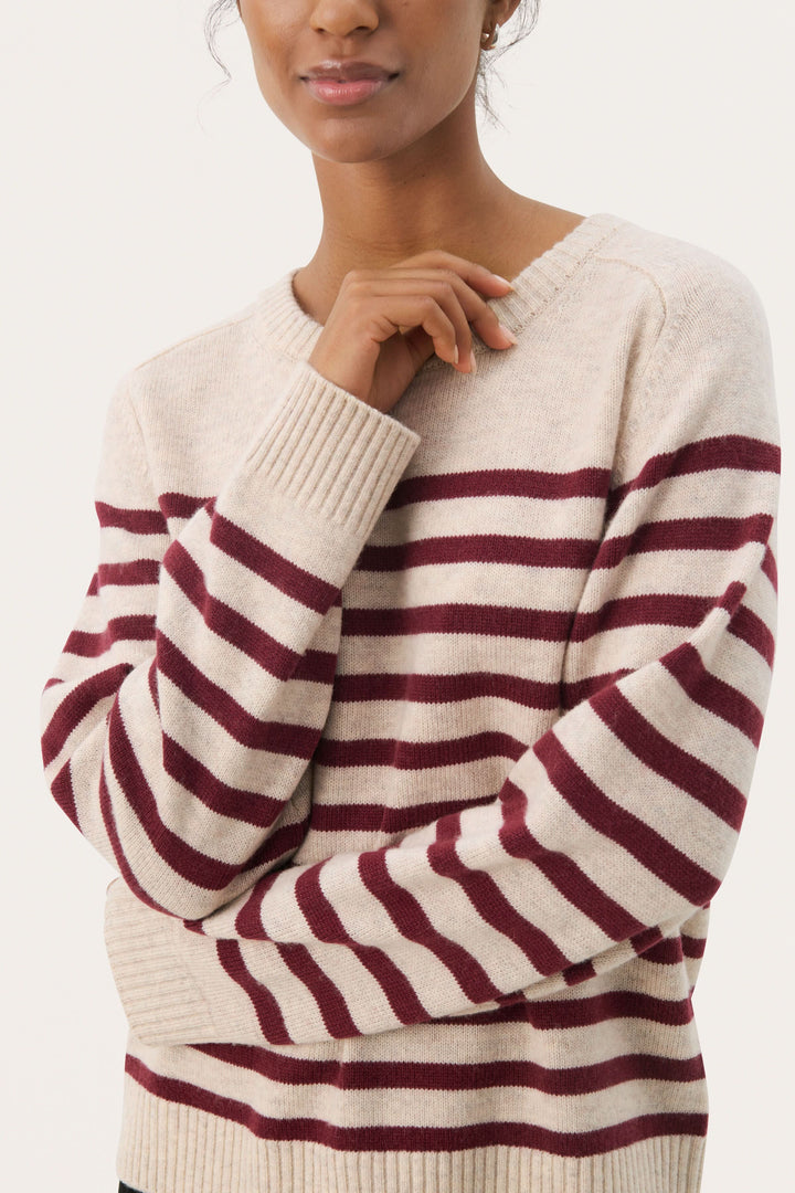 Chandail Niaka beige à rayures bordeaux, à encolure ronde et coupe décontractée, parfait pour un look casual.