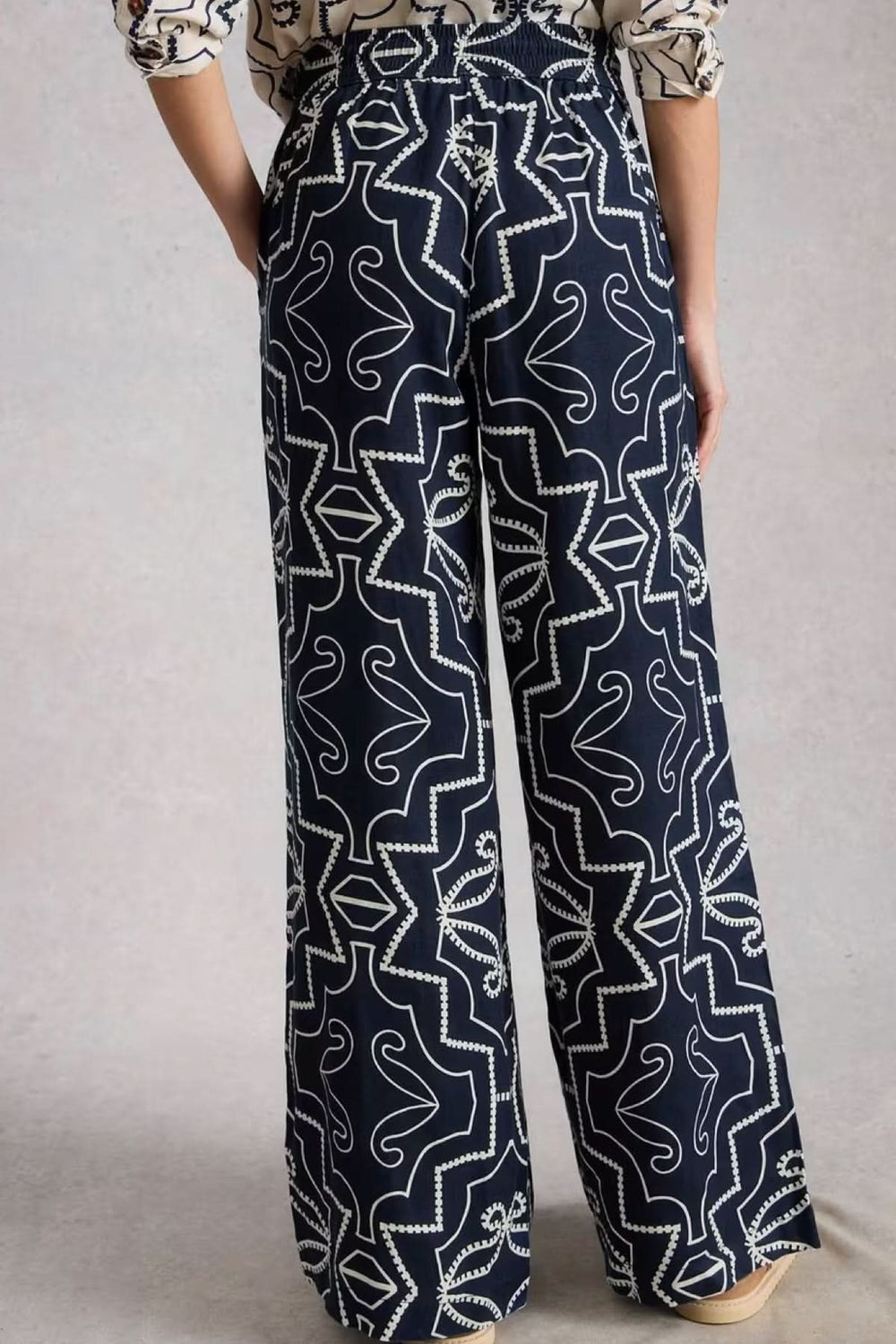 Pantalon fluide imprimé à jambe large avec motif graphique, taille élastique, coupe ample pour un confort élégant au quotidien.