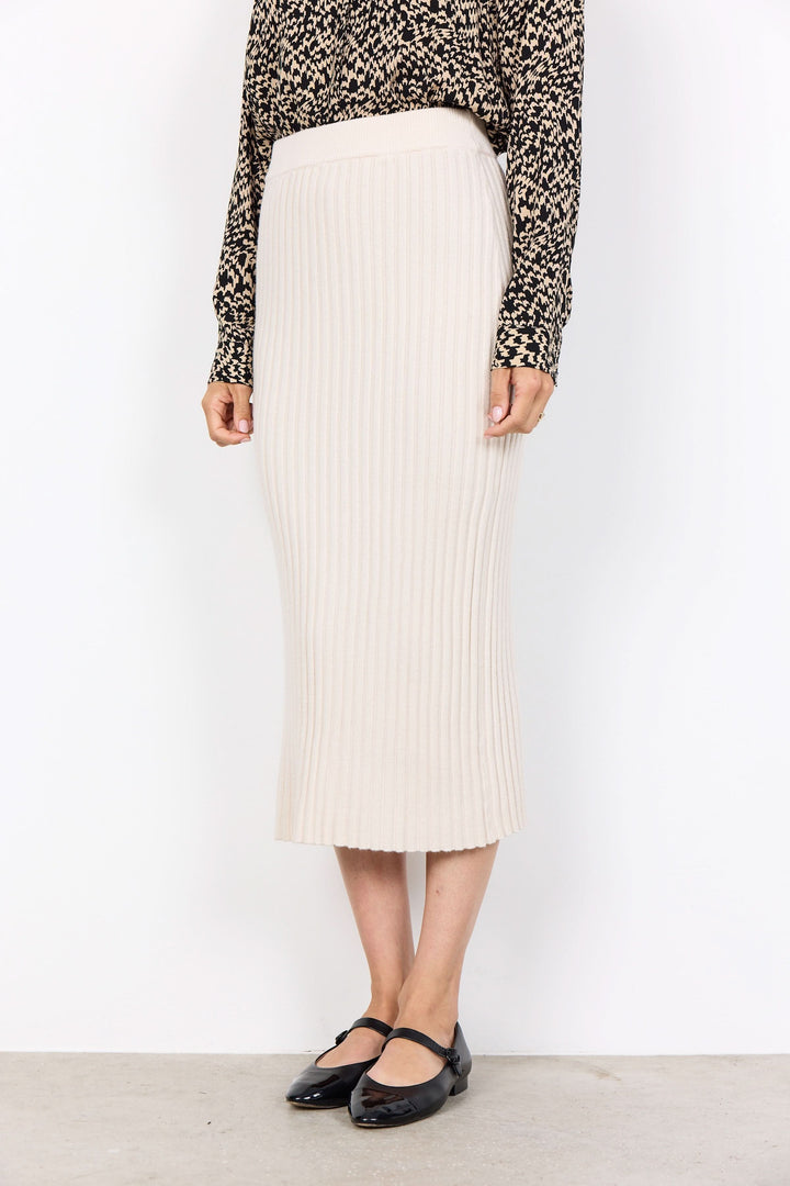 Jupe midi en maille côtelée beige, élégante et confortable, parfaite pour un look moderne et féminin.
