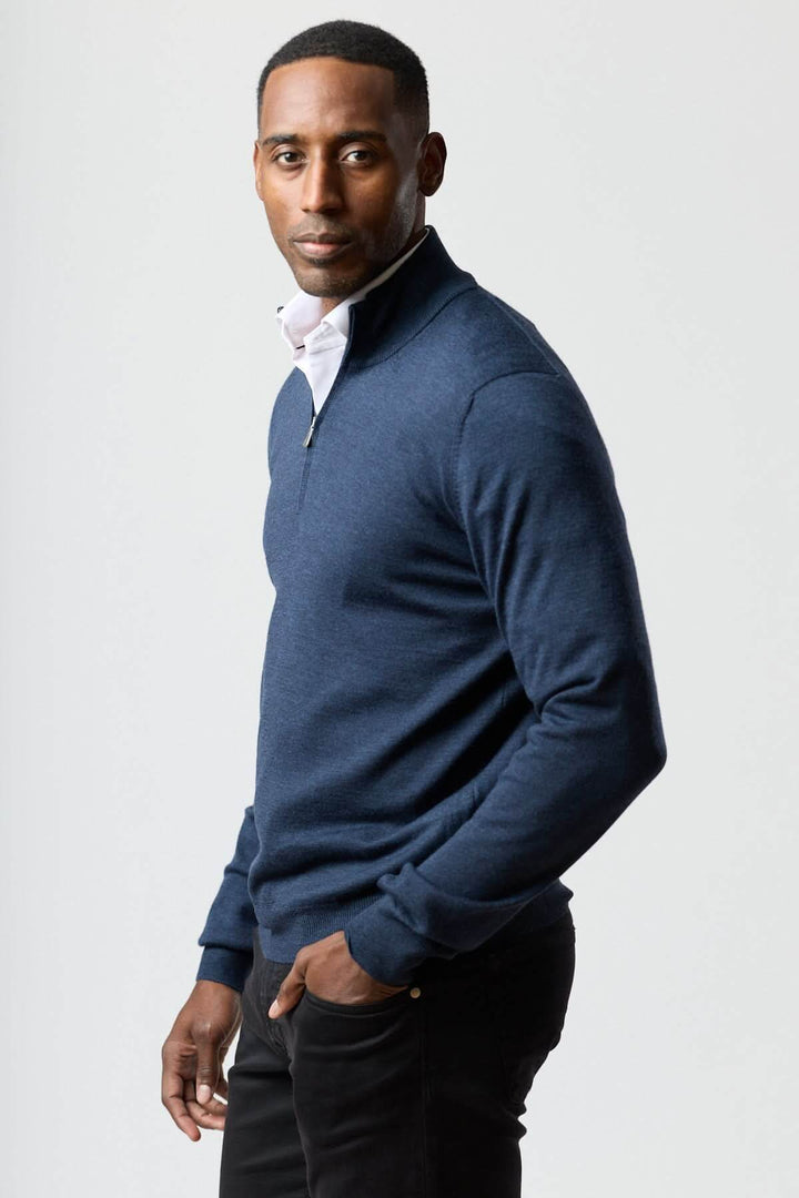 Chandail à demi-zip en laine mérinos bleu sur homme, style moderne et élégant.