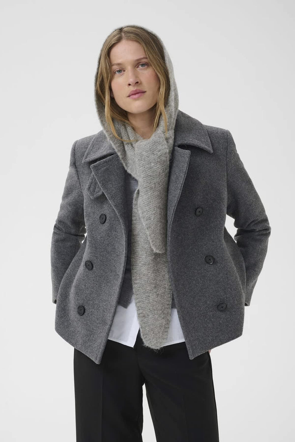 Vue de dos foulard à cagoule Charline Part Two noir avec détails en relief pour femme - Valérie Simon