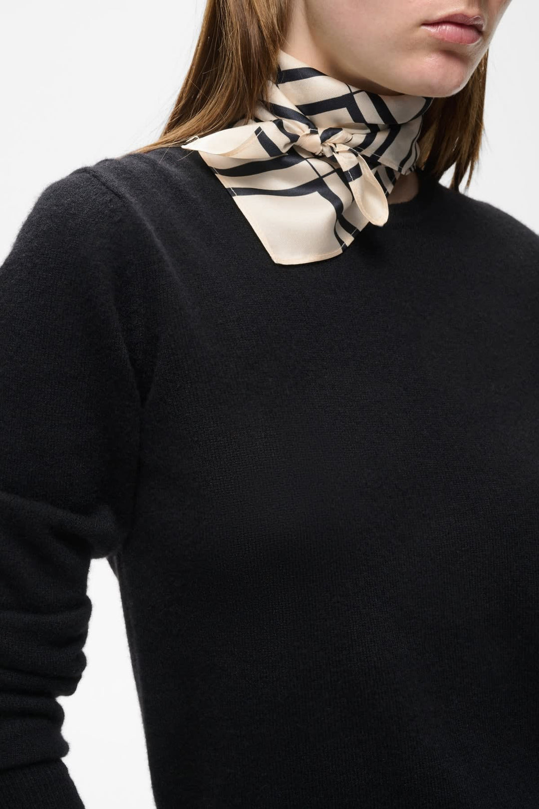 Foulard carré imprimé géométrique vue de face pour femme Inwear