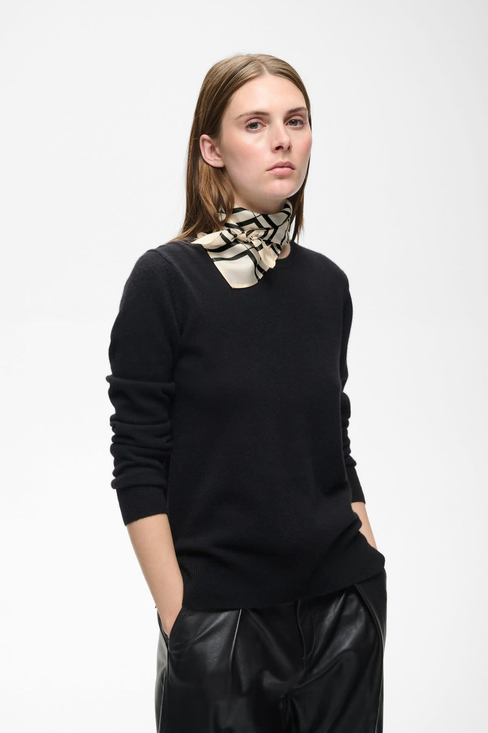 Foulard carré imprimé géométrique vue de face pour femme Inwear