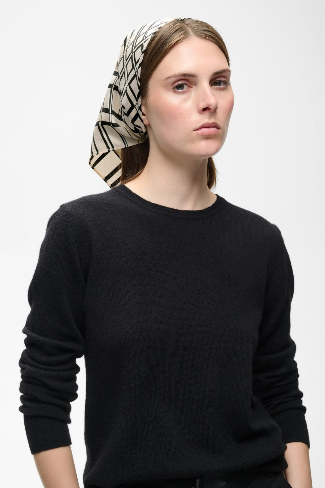 Foulard carré imprimé géométrique vue de face pour femme Inwear