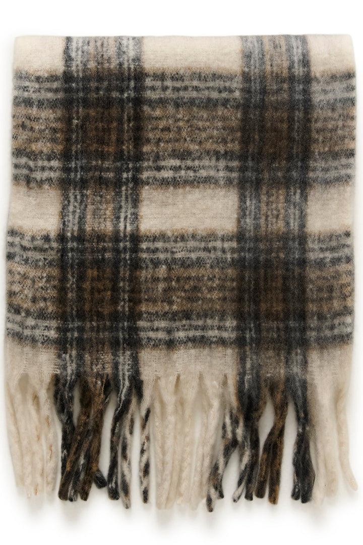 Écharpe Kaffe à carreaux avec franges, vue portée, tons de beige et marron - Valérie Simon