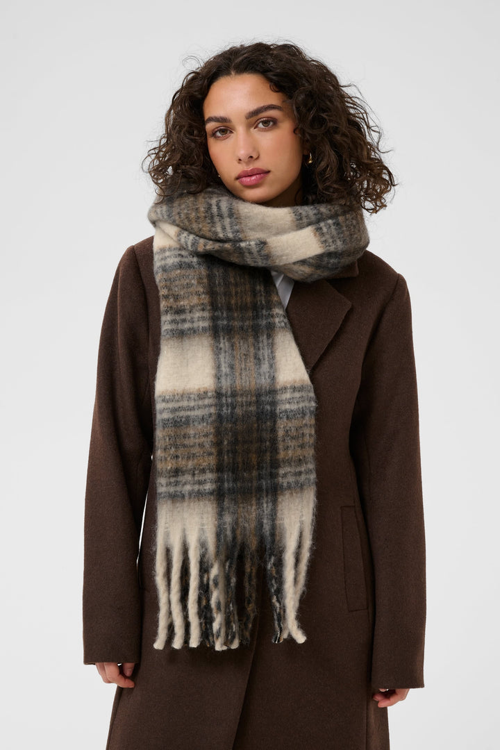 Vue de côté foulard à carreaux beige avec franges Kaffe pour femme - Valérie Simon