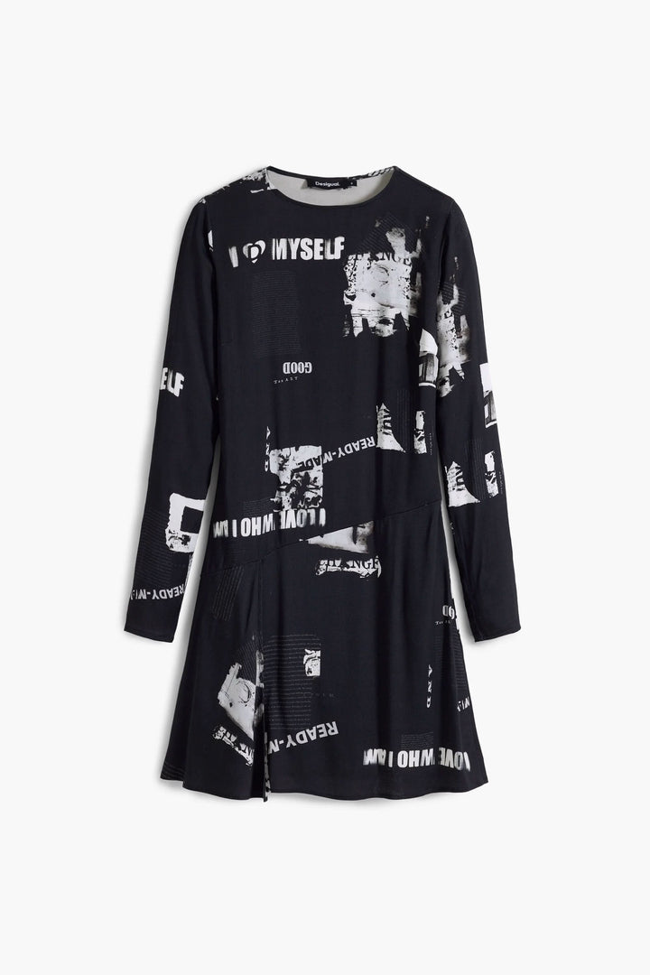 Robe à manches longues avec imprimé typographique noir et blanc, coupe droite légèrement trapèze.