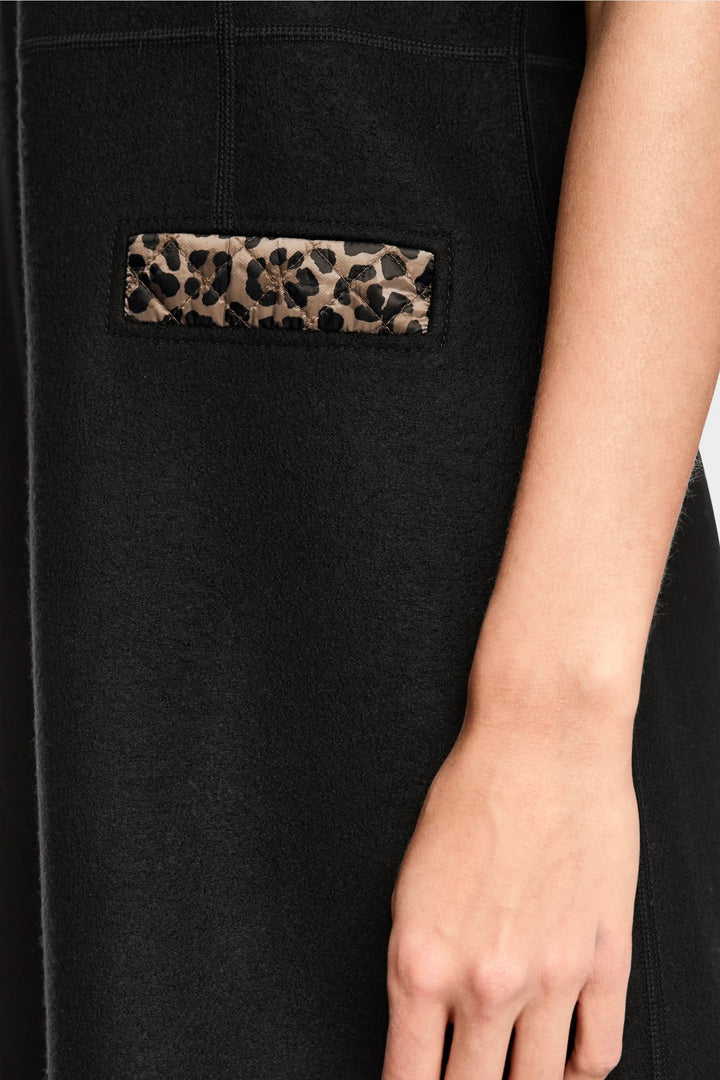 Détail de la robe sans manches chic avec motif léopard sur la poche, montrant le style contemporain et élégant du vêtement.