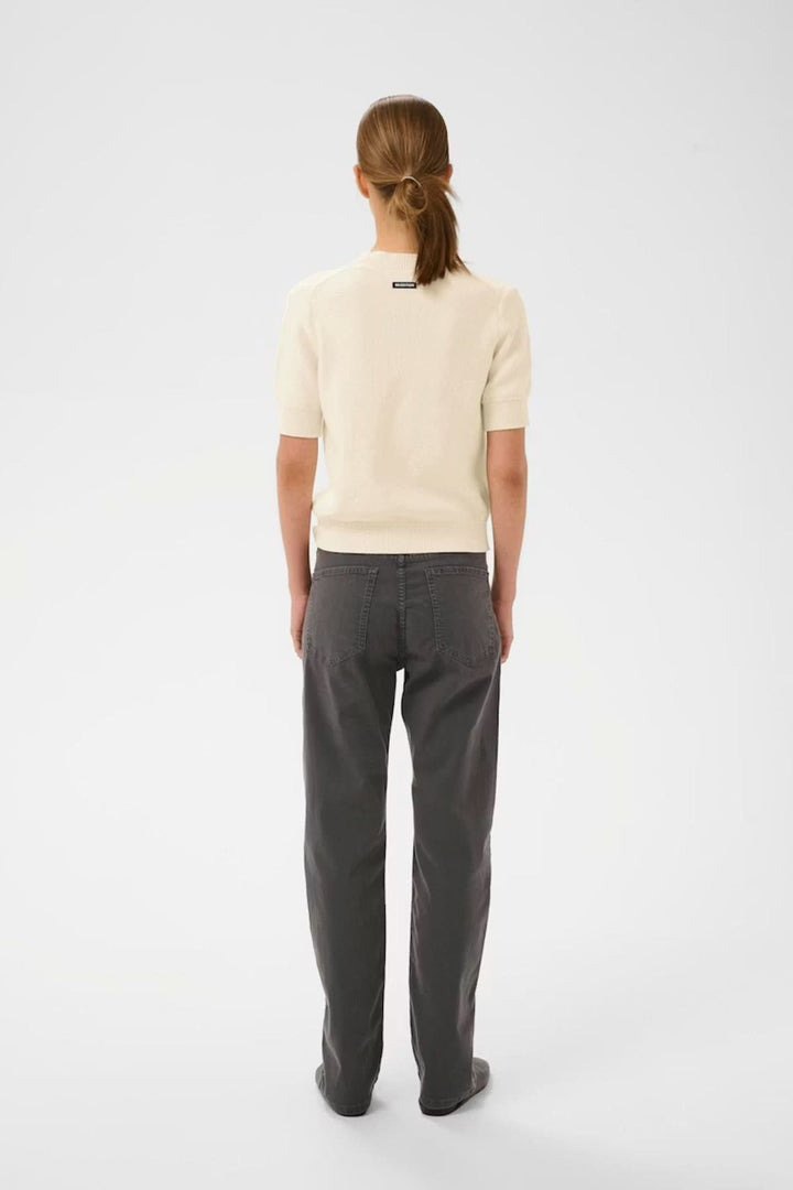 Vue arrière du Haut à manches courtes NAASU porté, montrant le style épuré et la coupe droite confortable.