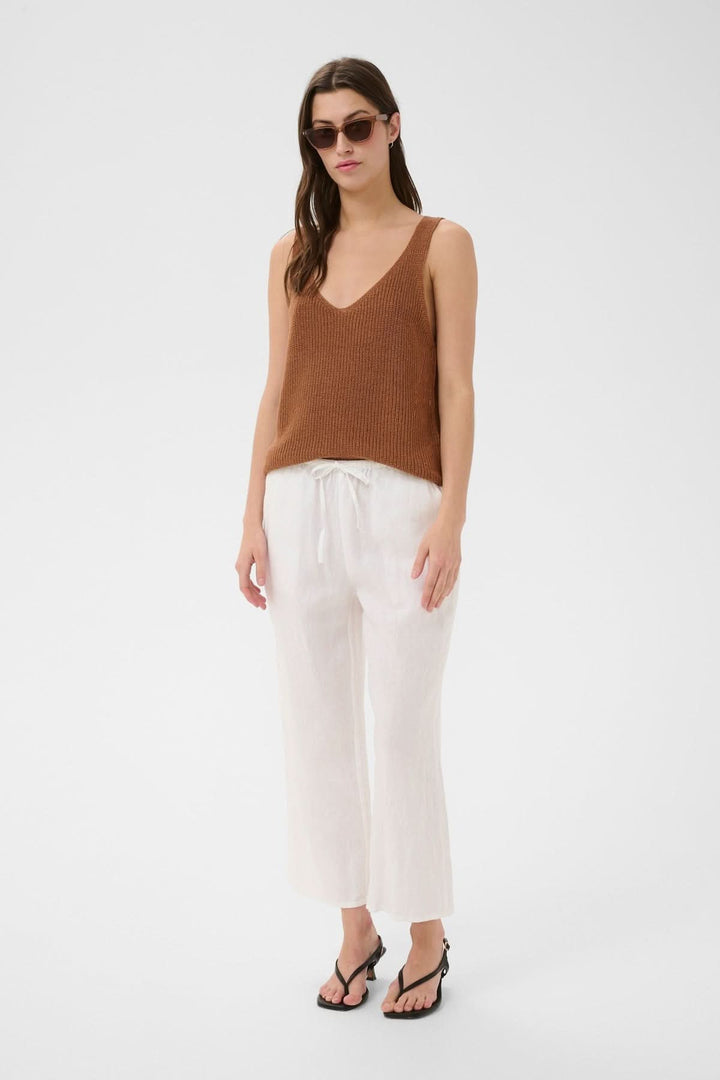 Femme portant le Pantalon de lin Berita, fluide et décontracté, avec taille élastique et poches, idéal pour un style estival léger.