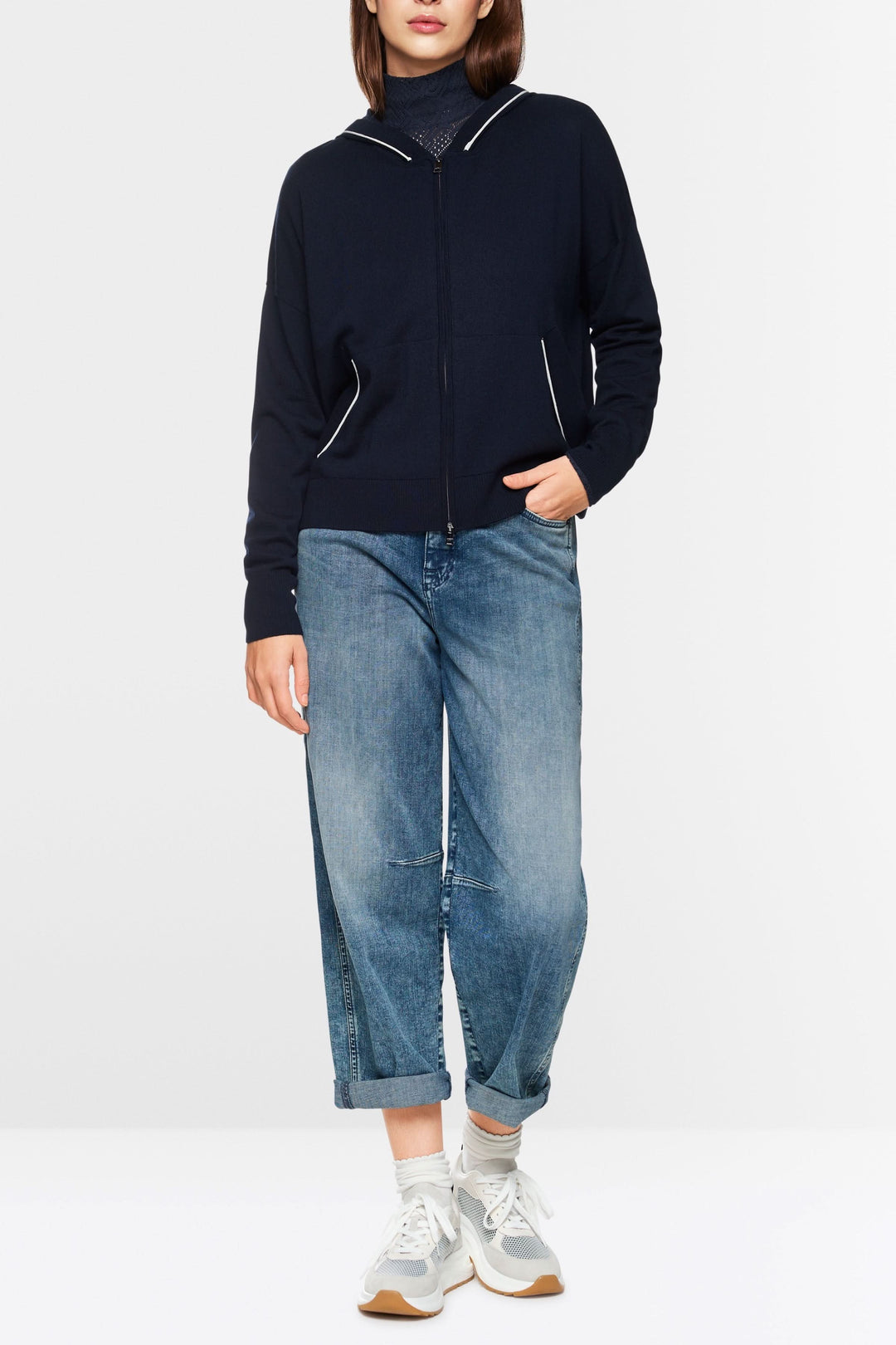 Cardigan tricoté zippé à capuchon, coupe ample, détails contrastants, style décontracté et raffiné.