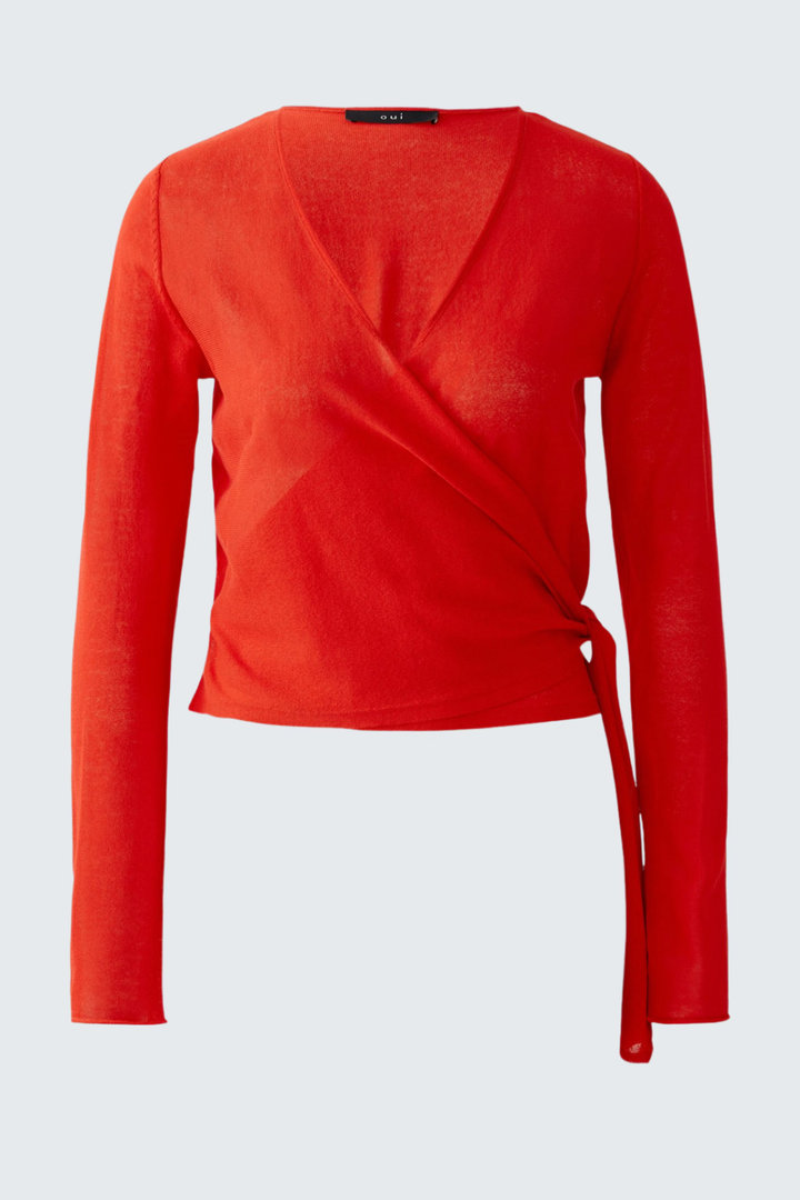 Chandail portefeuille rouge à décolleté en V, manches longues ajustées, fermeture par lien à nouer.