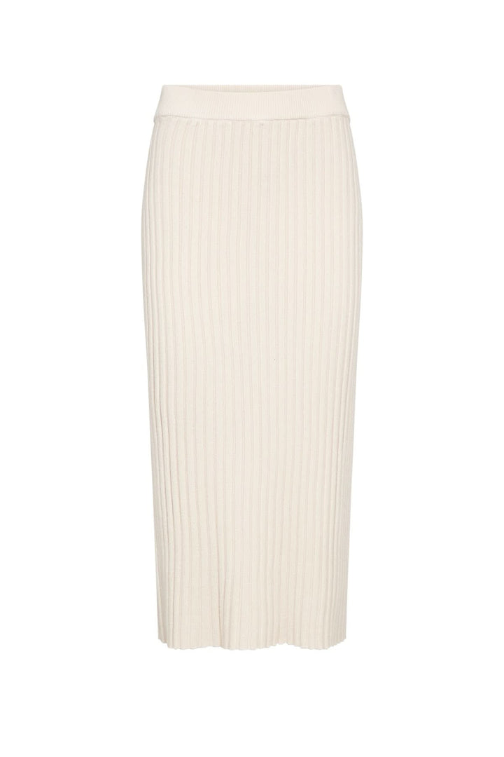 Jupe midi en maille côtelée beige avec coupe légèrement évasée pour une silhouette élégante et moderne.