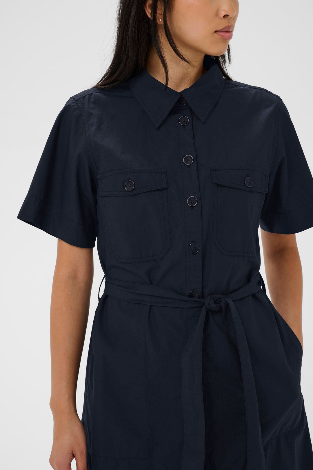 Robe Ariel chemise longue ceinturée manches courtes, à fermeture boutonnée et ceinture ajustable, élégante et moderne.