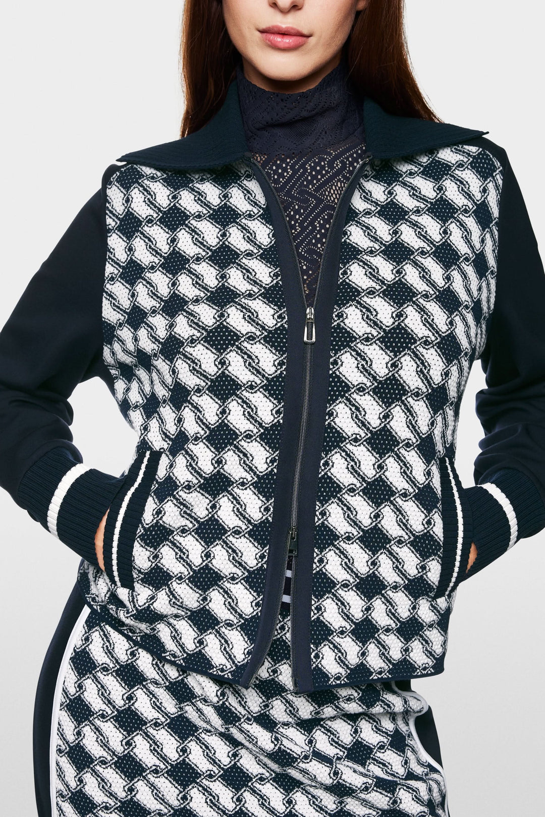 Cardigan zippé en maille fine avec motif graphique en noir et blanc, parfait pour un look décontracté et stylé.