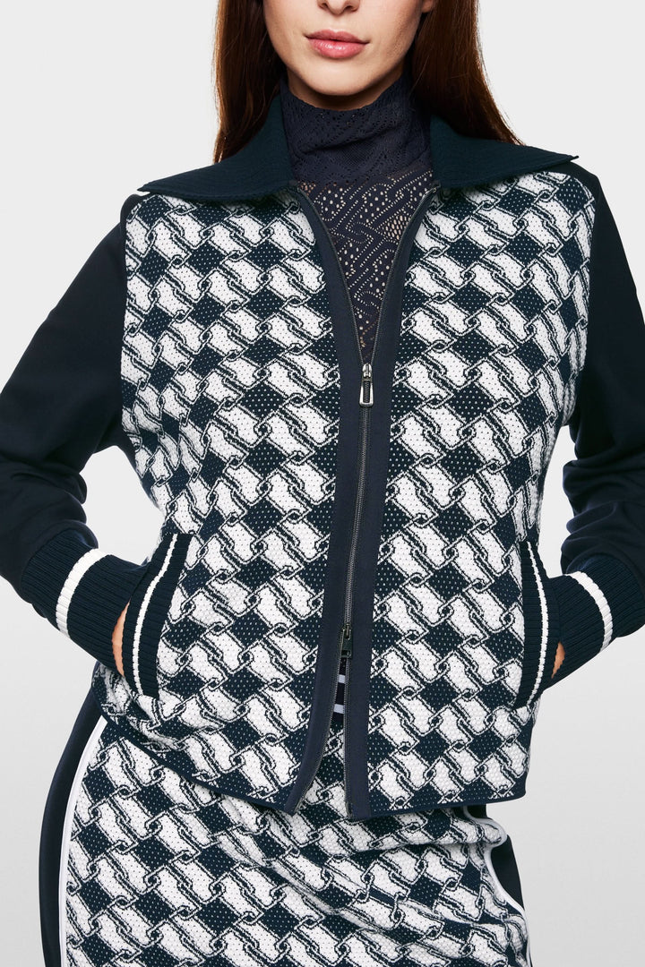 Cardigan zippé en maille fine avec motif graphique en noir et blanc, parfait pour un look décontracté et stylé.