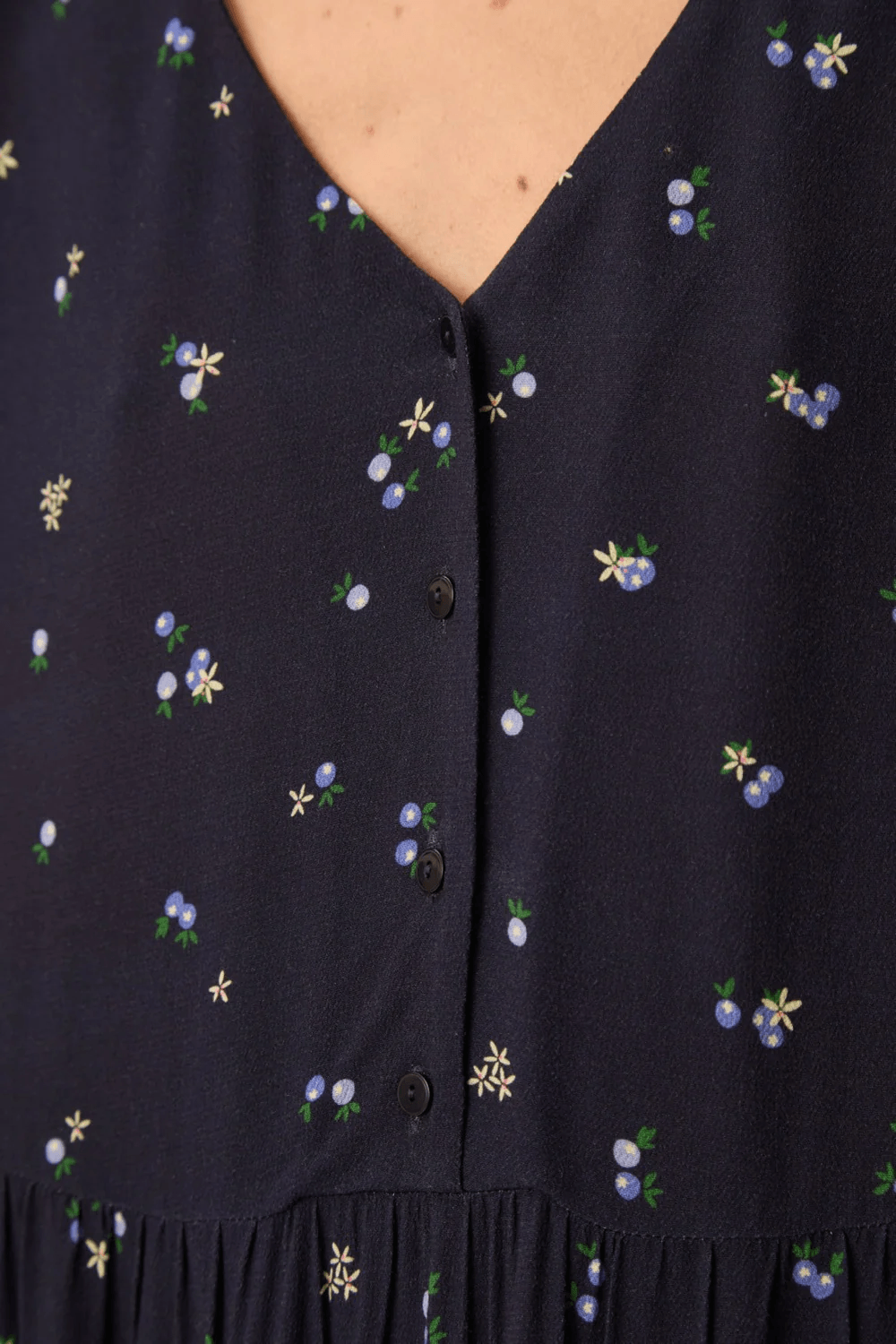 Robe courte Elarya fluide à encolure en V