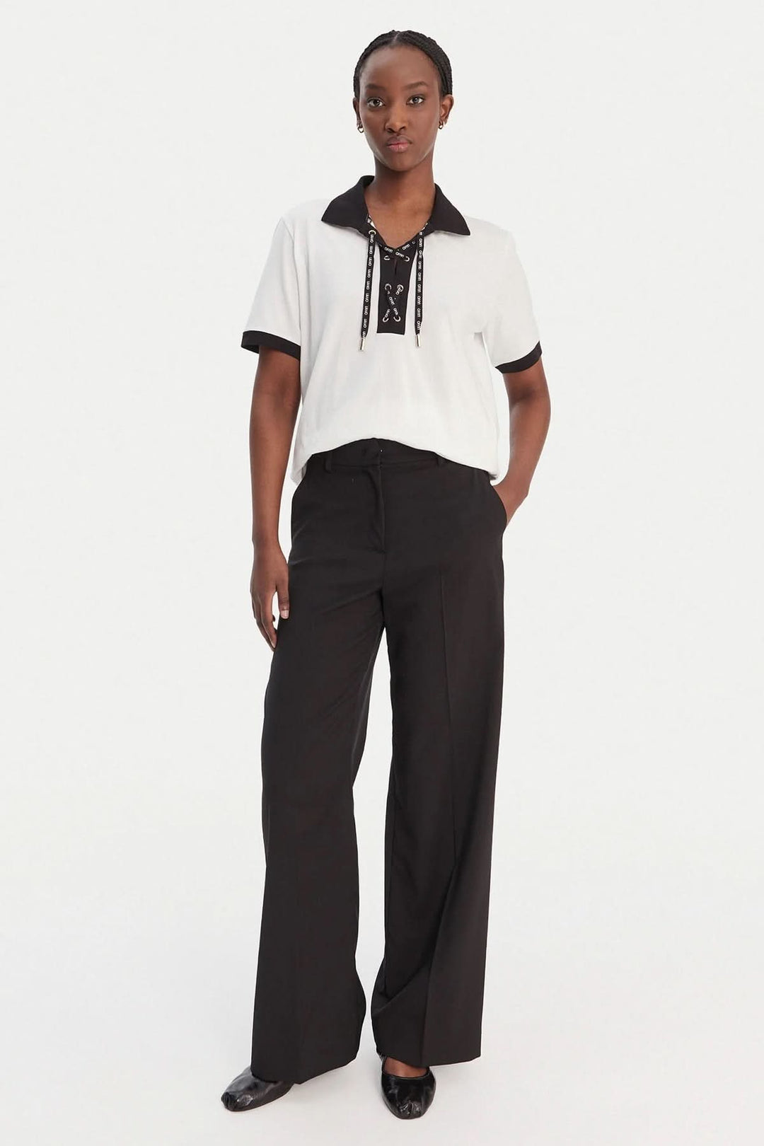Polo shirt with a contrasting collar and drawstring