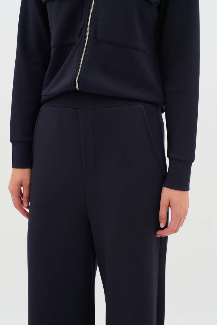 Pantalon à jambe large Gincette de couleur noire, montrant la coupe droite et ample pour un style contemporain et élégant.