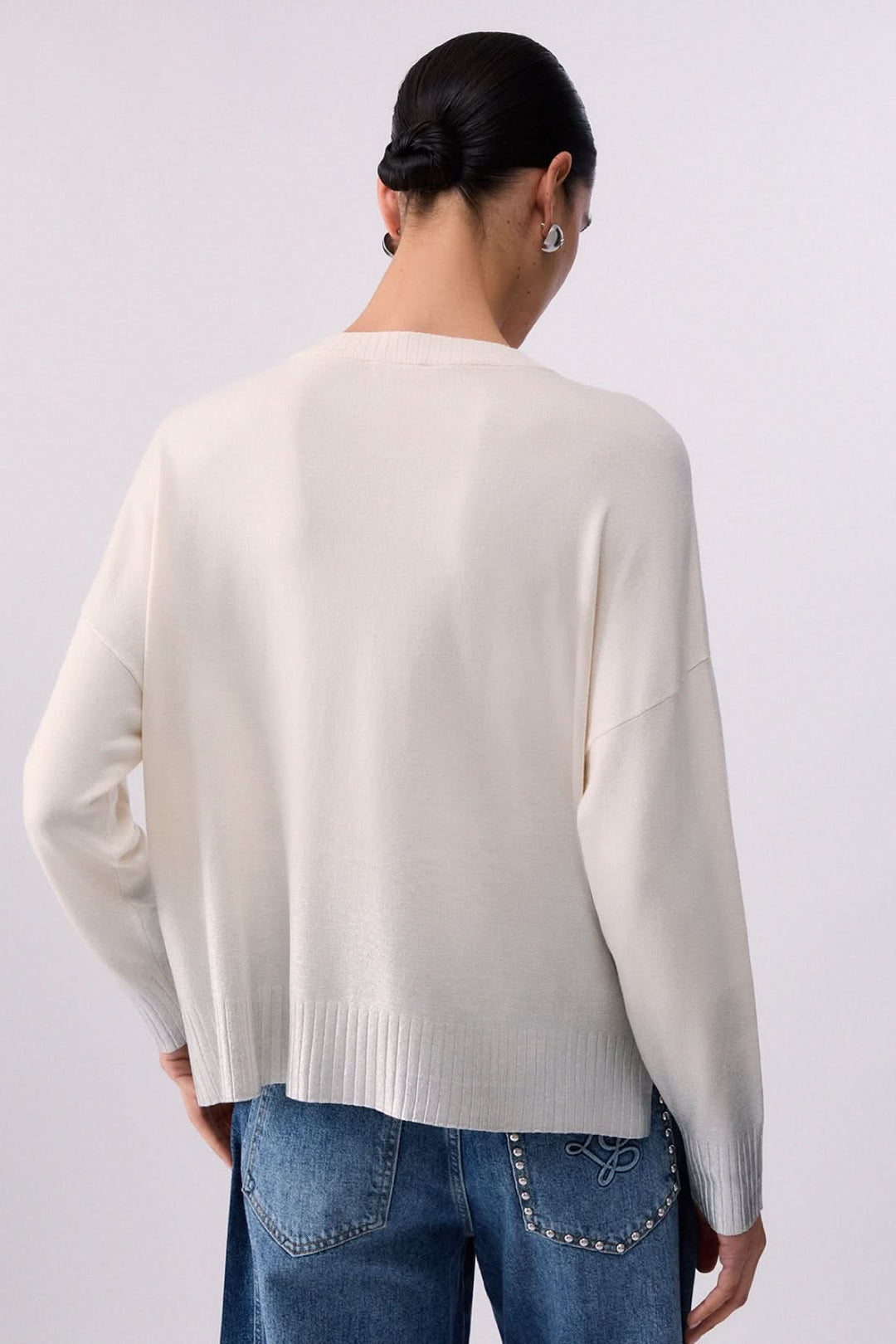 V-neck knit with three-quarter sleeves
