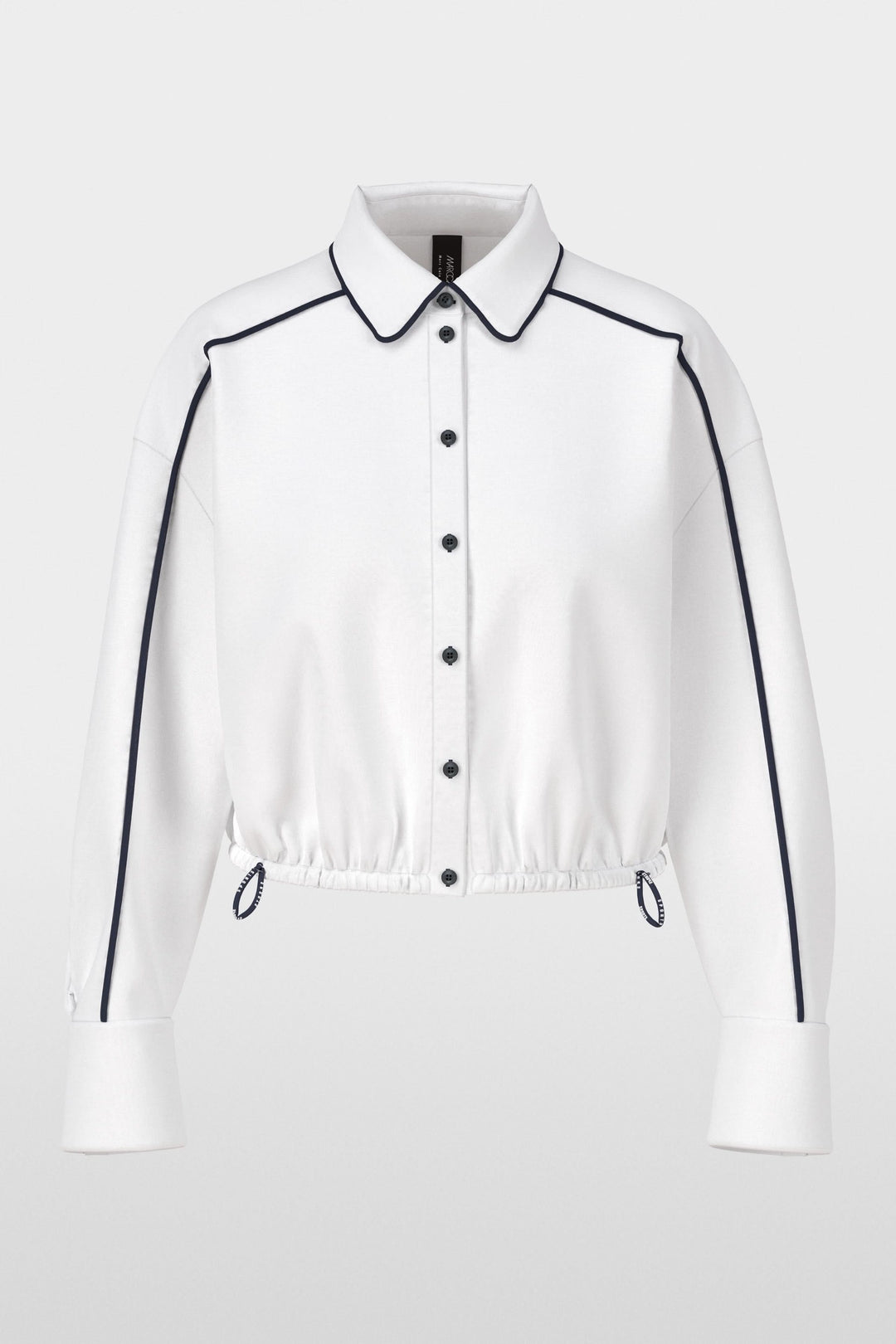 Chemise courte blanche avec ourlet à cordon élastiqué et détails contrastants, style moderne et sportif.