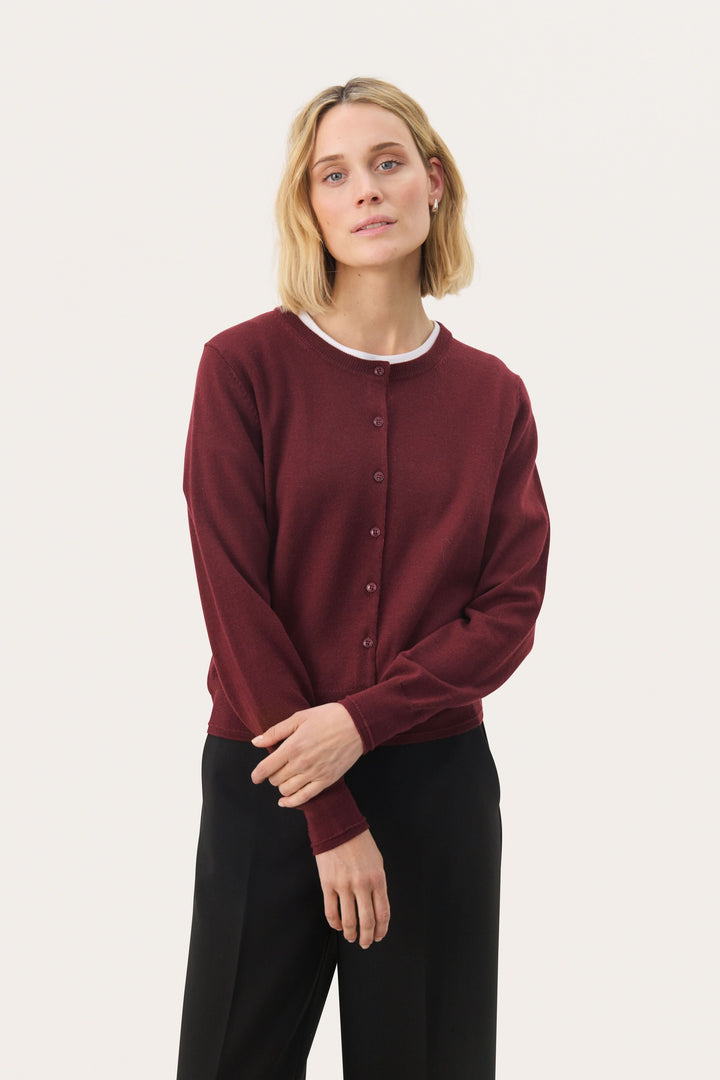 Cardigan Noelani en laine douce, coupe régulière et encolure ronde, couleur bordeaux, manches longues.