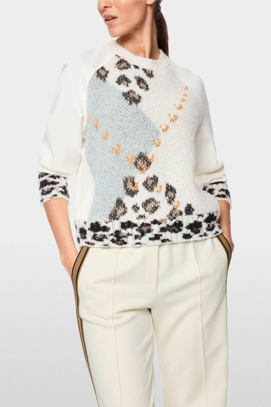 Chandail motif graphique manches longues avec motif animalier, idéal pour un look moderne et confortable avec pantalon ou jupe.