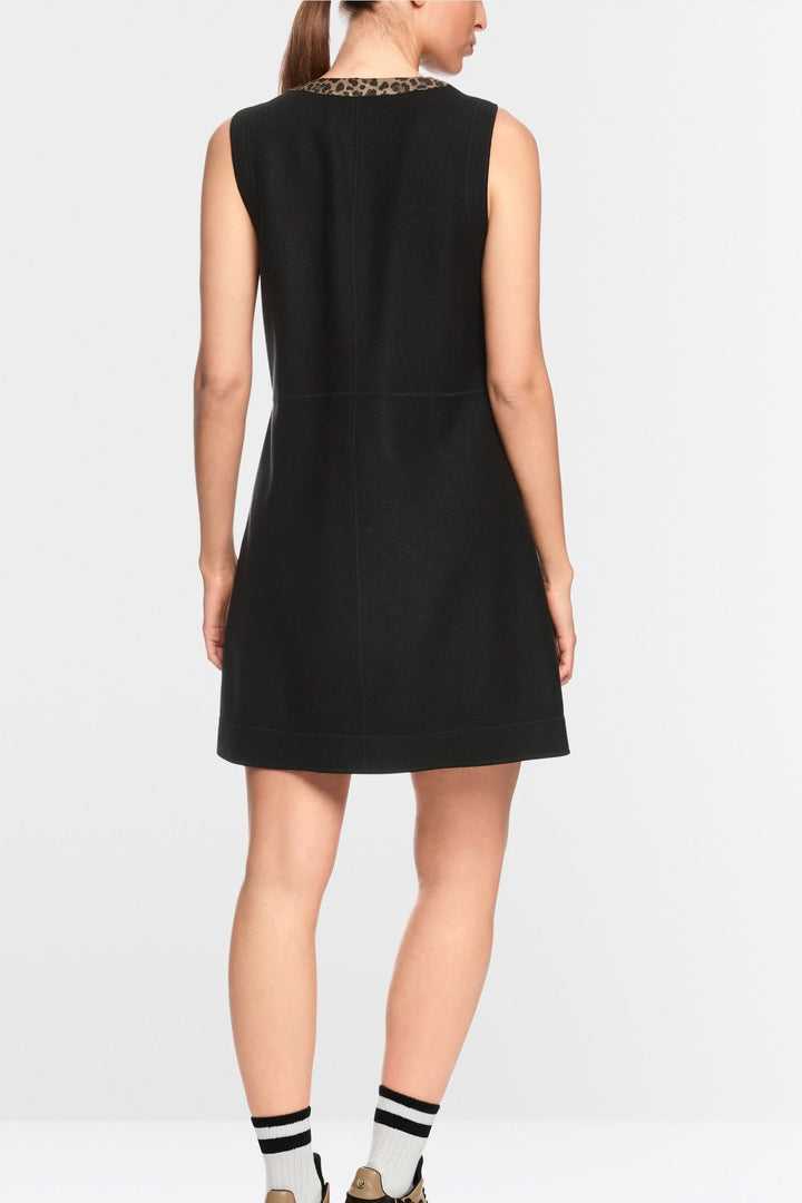 Robe sans manches chic avec détails léopard au col et poches, idéale pour un style moderne et élégant. Décris moi le produit en français.