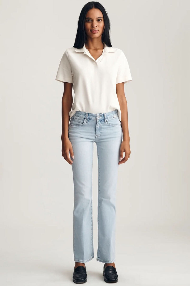 Jeans Vicky coupe droite longueur cheville porté avec un haut blanc, offrant une silhouette moderne et épurée pour un look décontracté.