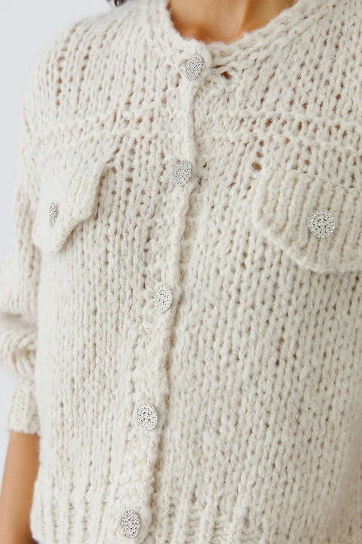 Veste en tricot épais à boutons bijoux avec maille ajourée et poches à rabat décoratives pour l'automne et l'hiver.