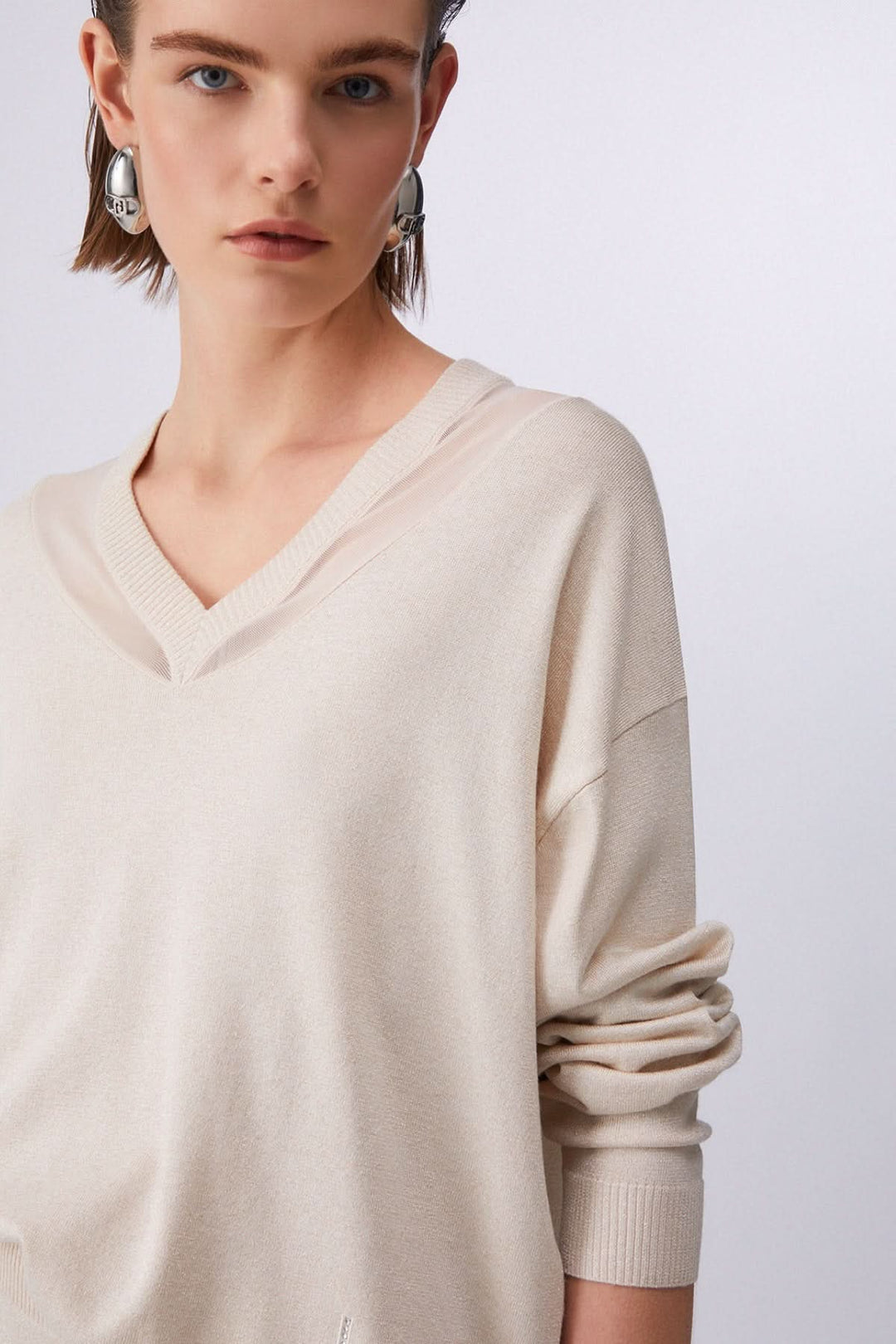 Long-sleeved V-neck knit