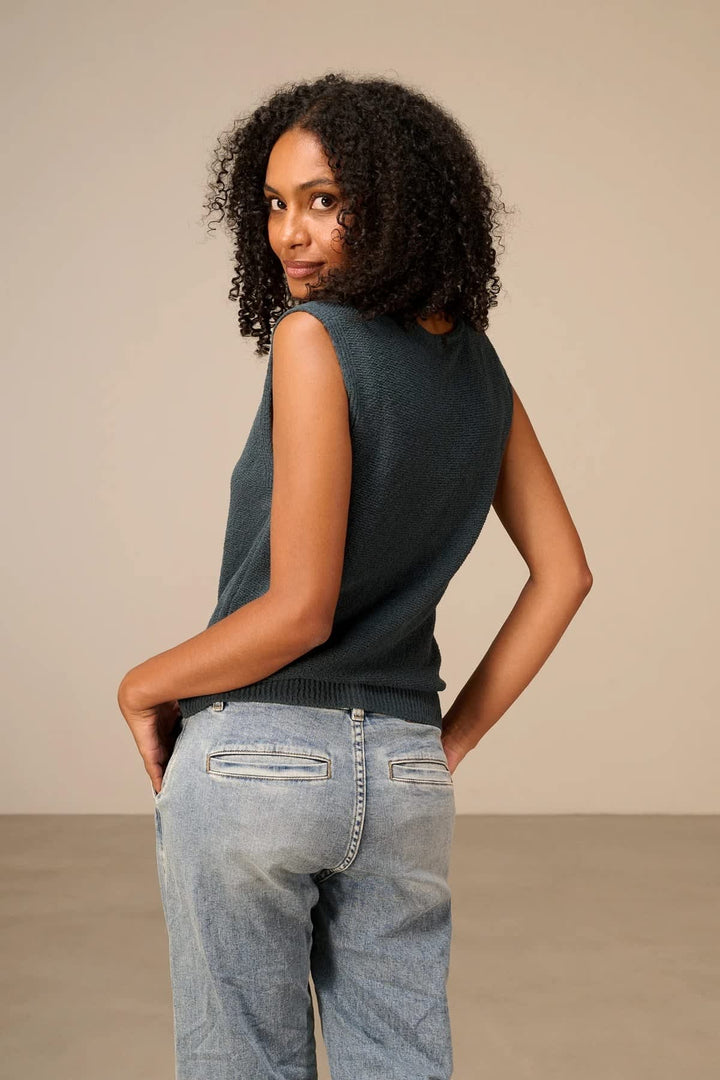 Gilet en tricot sans manches boutonné vue de face pour femme Nile