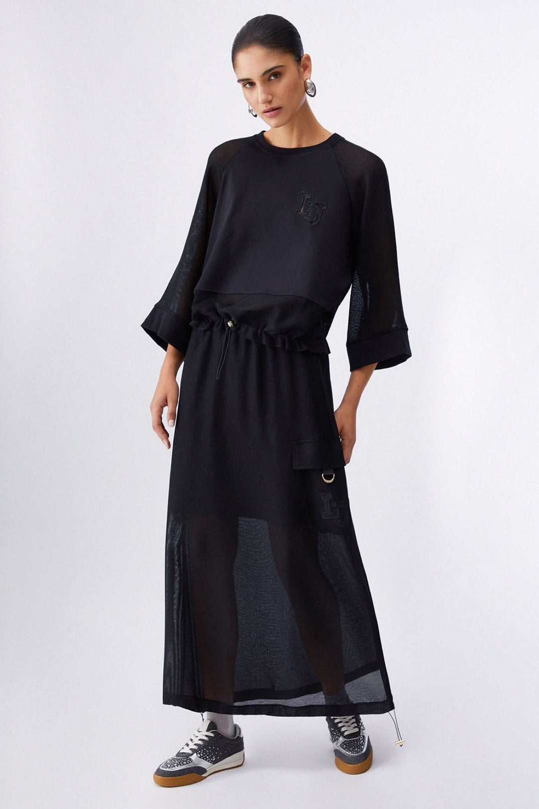 Cropped sweater with wide sleeves