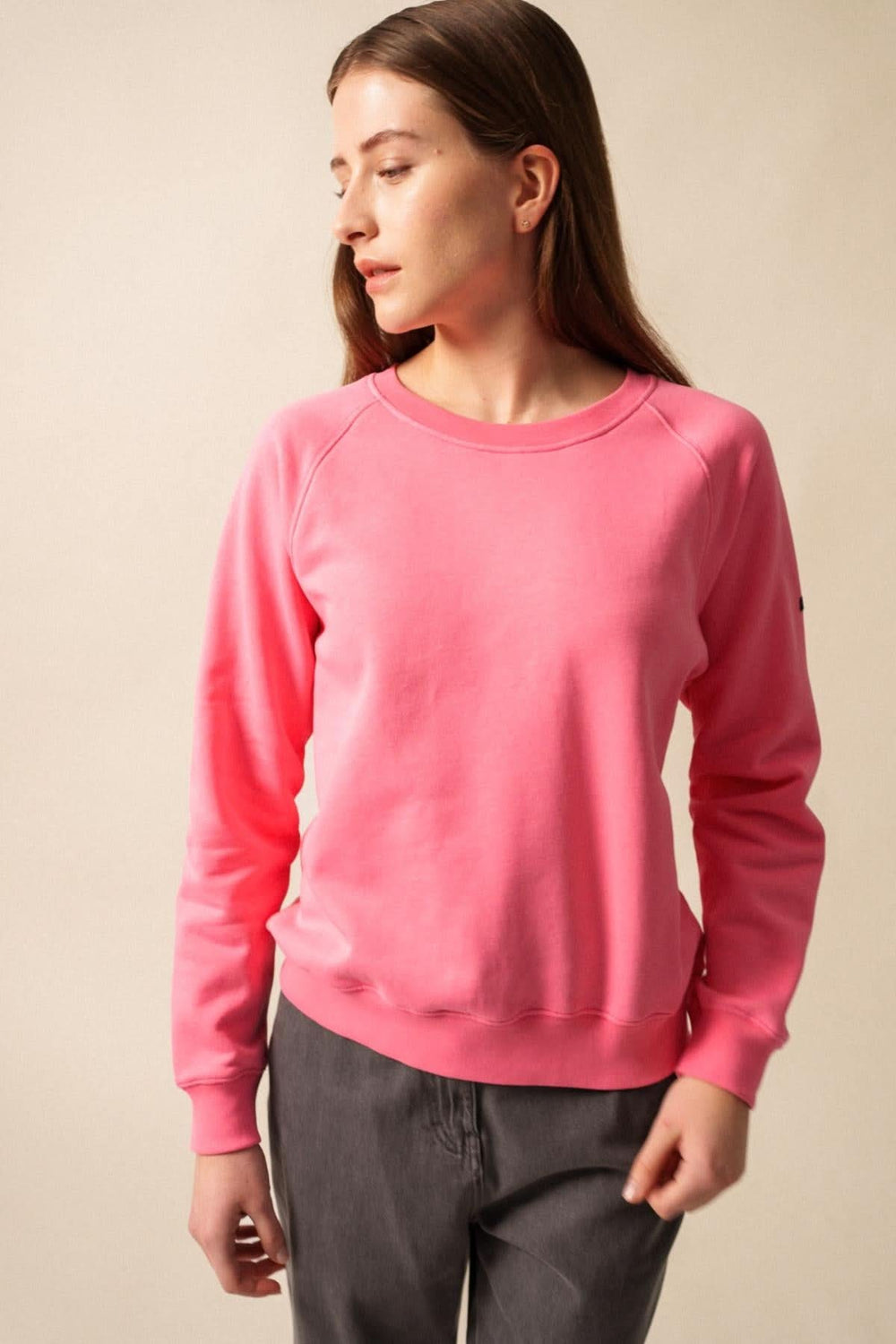 Sweat en coton rose pour femme, manches longues et col rond, style décontracté, tendance et confortable.