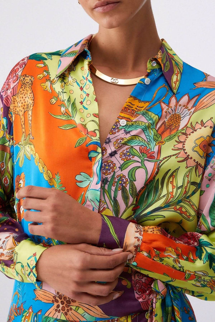 Chemise imprimée fluide avec motif artistique coloré, manches longues et col classique, idéale pour un style élégant et confortable.