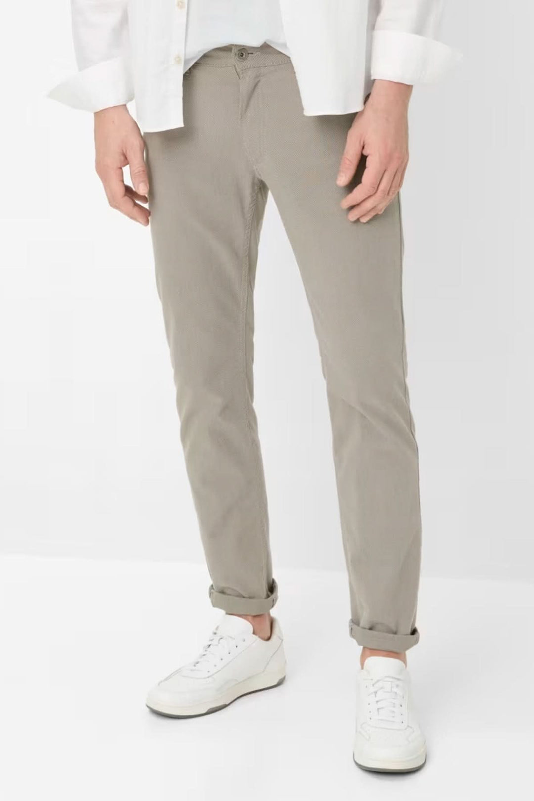 Homme portant un pantalon ajusté longueur cheville, tissu confortable, idéal pour un look décontracté ou habillé.
