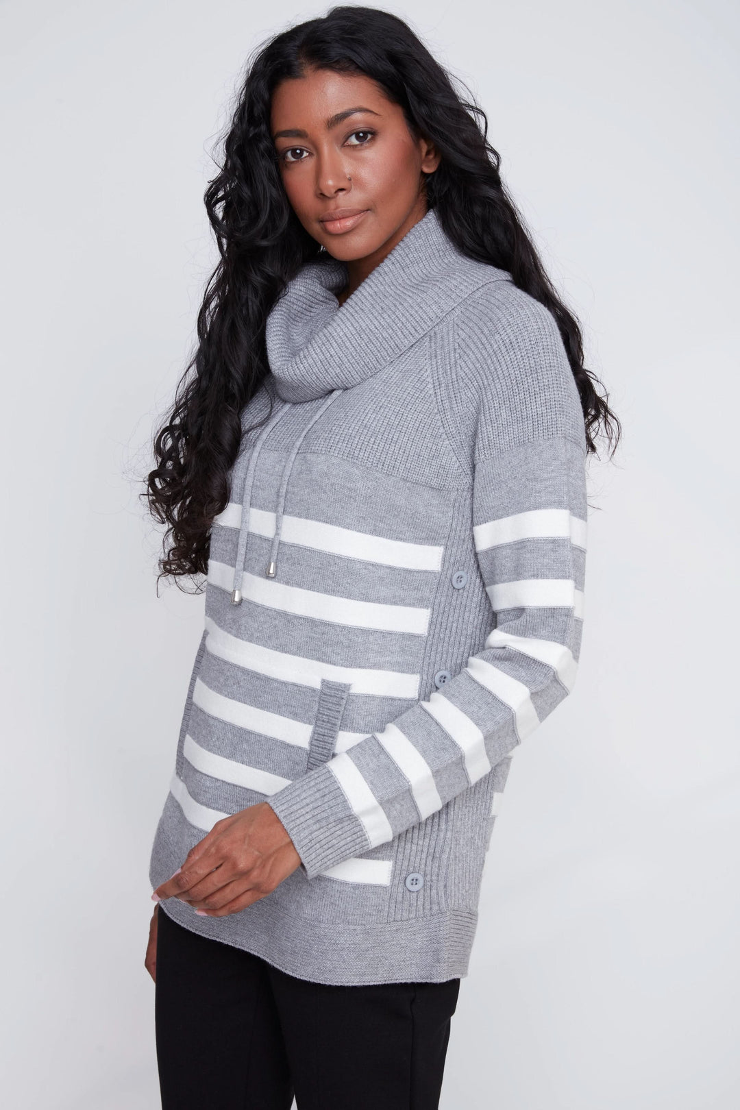 Chandail rayé gris à col bénitier avec poche frontale pour un style décontracté chic.