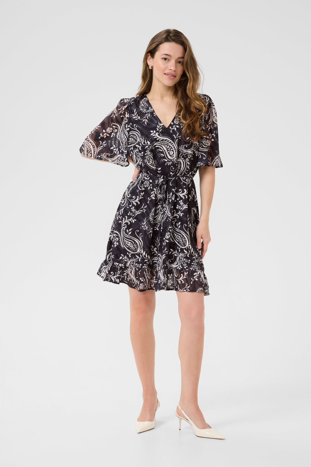 Robe courte à imprimé cachemire, avec manches papillon, décolleté en V et ceinture à nouer, idéale pour l'été.